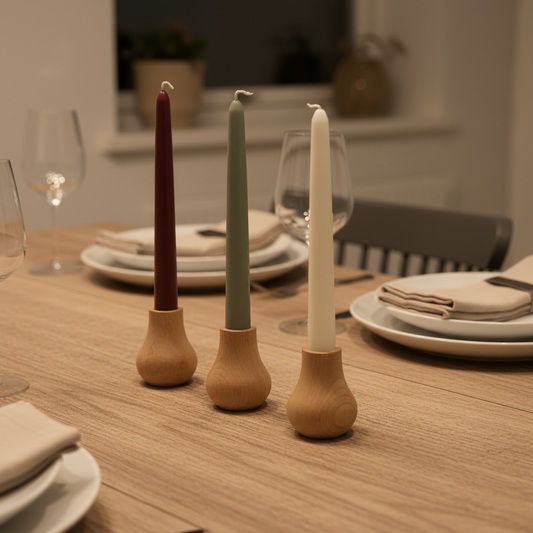 KABUQ Bulb 3'lü Şamdan Mumluk Set Kayın — bordo, adaçayı ve krem mumlarla, akşam yemeği kurulu yemek masası centerpiece